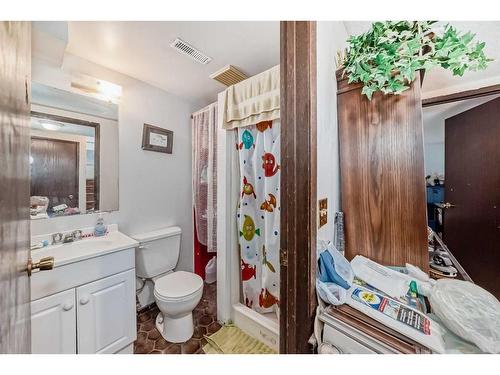 7918 33 Avenue Nw, Calgary, AB - Indoor Photo Showing Bathroom