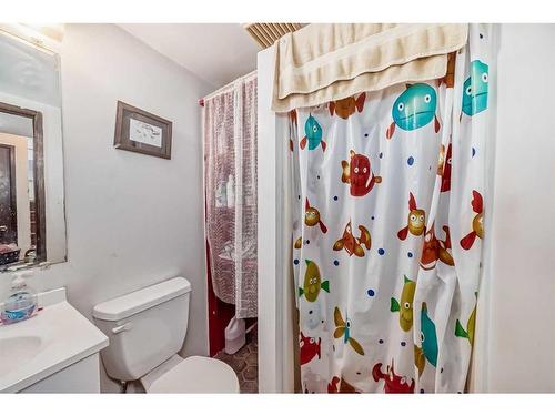 7918 33 Avenue Nw, Calgary, AB - Indoor Photo Showing Bathroom