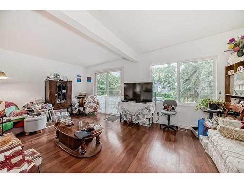 7918 33 Avenue Nw, Calgary, AB - Indoor Photo Showing Living Room