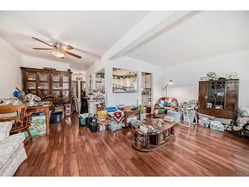 7918 33 Avenue Nw, Calgary, AB - Indoor Photo Showing Living Room