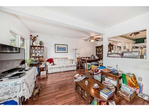 7918 33 Avenue Nw, Calgary, AB - Indoor Photo Showing Living Room