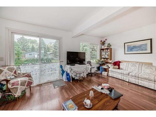 7918 33 Avenue Nw, Calgary, AB - Indoor Photo Showing Living Room