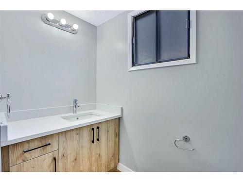 59 Whitehaven Road Ne, Calgary, AB - Indoor Photo Showing Bathroom