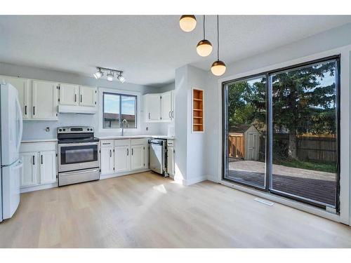 59 Whitehaven Road Ne, Calgary, AB - Indoor Photo Showing Kitchen