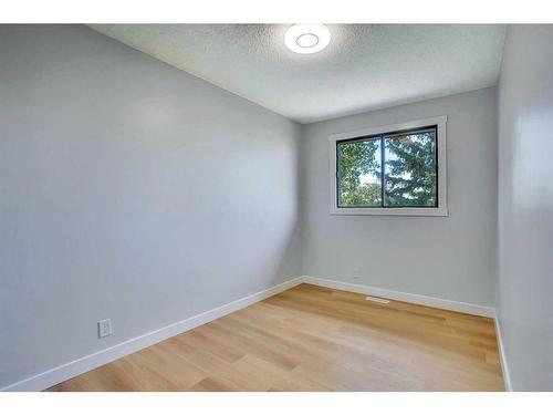 59 Whitehaven Road Ne, Calgary, AB - Indoor Photo Showing Other Room