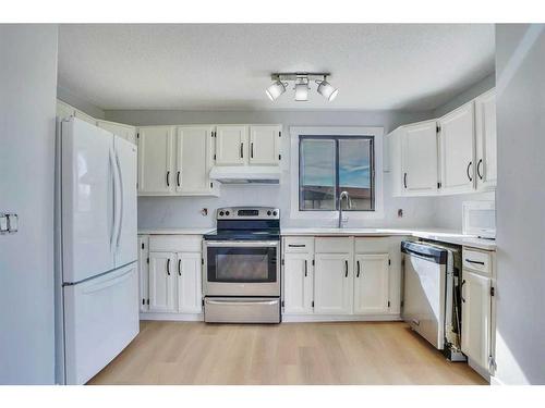 59 Whitehaven Road Ne, Calgary, AB - Indoor Photo Showing Kitchen