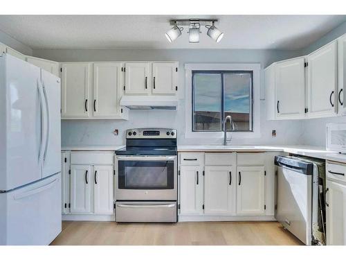 59 Whitehaven Road Ne, Calgary, AB - Indoor Photo Showing Kitchen