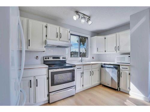 59 Whitehaven Road Ne, Calgary, AB - Indoor Photo Showing Kitchen