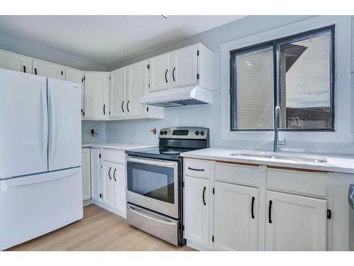 59 Whitehaven Road Ne, Calgary, AB - Indoor Photo Showing Kitchen