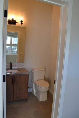 94 Les Jardins Park Se, Calgary, AB - Indoor Photo Showing Bathroom