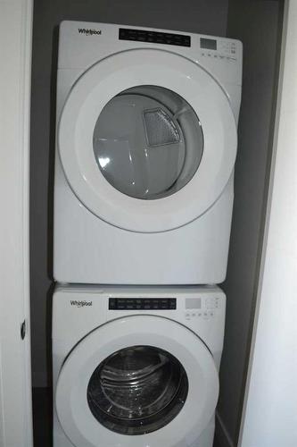 94 Les Jardins Park Se, Calgary, AB - Indoor Photo Showing Laundry Room