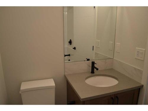 94 Les Jardins Park Se, Calgary, AB - Indoor Photo Showing Bathroom