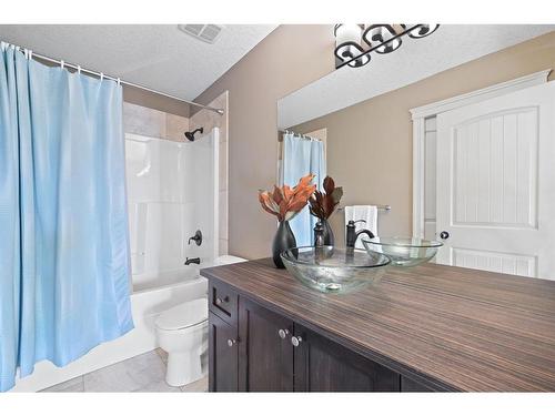 1404 21 Avenue Nw, Calgary, AB - Indoor Photo Showing Bathroom