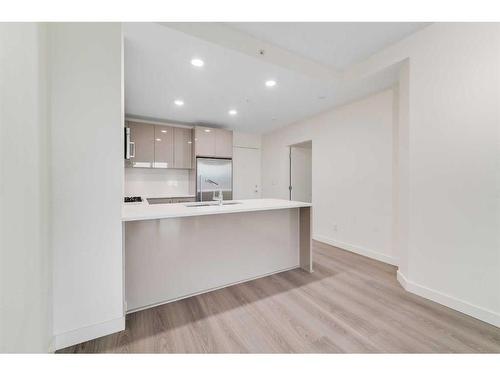 403-301 10 Street Nw, Calgary, AB - Indoor Photo Showing Kitchen