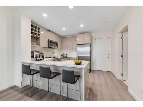 403-301 10 Street Nw, Calgary, AB - Indoor Photo Showing Kitchen With Stainless Steel Kitchen With Upgraded Kitchen