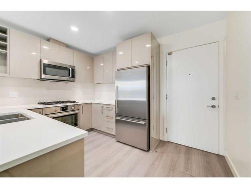 403-301 10 Street Nw, Calgary, AB - Indoor Photo Showing Kitchen With Stainless Steel Kitchen With Double Sink With Upgraded Kitchen