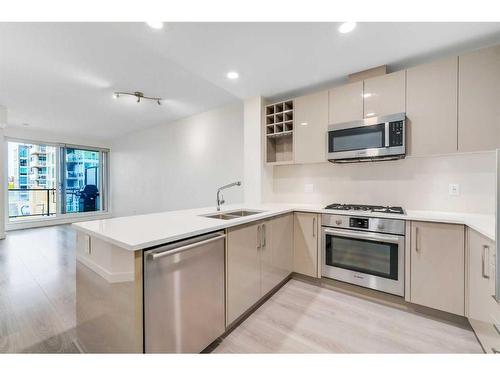 403-301 10 Street Nw, Calgary, AB - Indoor Photo Showing Kitchen With Stainless Steel Kitchen With Double Sink With Upgraded Kitchen