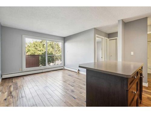 203-4127 Bow Trail Sw, Calgary, AB - Indoor Photo Showing Living Room