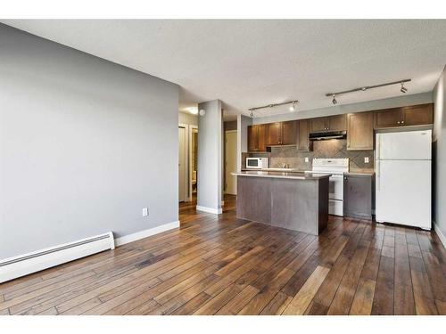 203-4127 Bow Trail Sw, Calgary, AB - Indoor Photo Showing Kitchen