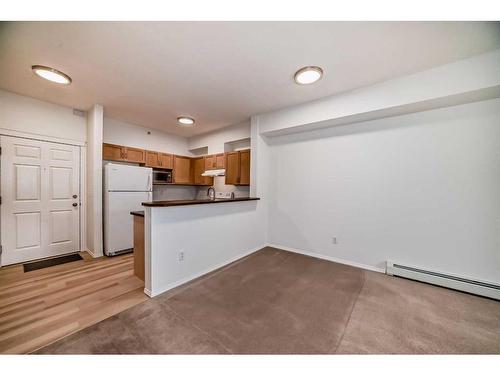 8316-70 Panamount Drive Nw, Calgary, AB - Indoor Photo Showing Kitchen