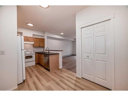 8316-70 Panamount Drive Nw, Calgary, AB - Indoor Photo Showing Kitchen