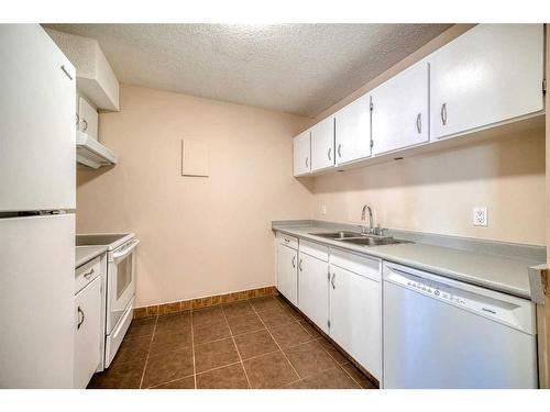 1708-4944 Dalton Drive Nw, Calgary, AB - Indoor Photo Showing Kitchen With Double Sink