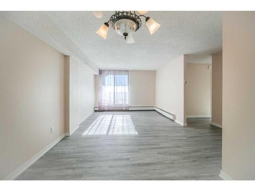 1708-4944 Dalton Drive Nw, Calgary, AB - Indoor Photo Showing Other Room