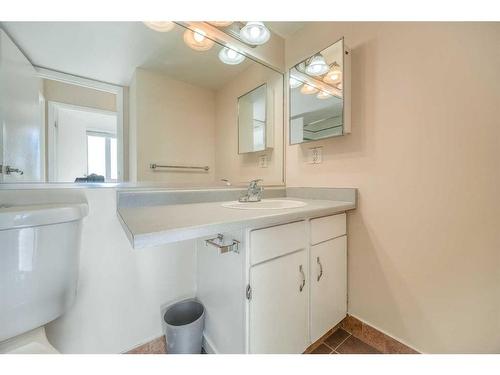 1708-4944 Dalton Drive Nw, Calgary, AB - Indoor Photo Showing Bathroom