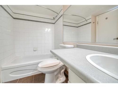 1708-4944 Dalton Drive Nw, Calgary, AB - Indoor Photo Showing Bathroom