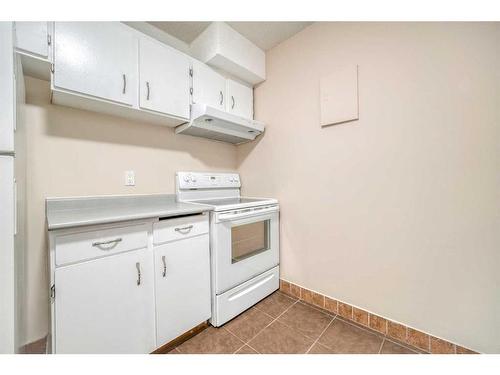 1708-4944 Dalton Drive Nw, Calgary, AB - Indoor Photo Showing Kitchen