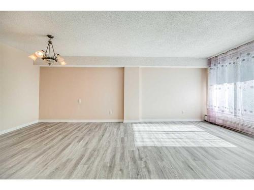 1708-4944 Dalton Drive Nw, Calgary, AB - Indoor Photo Showing Other Room