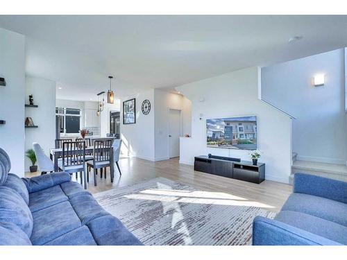 891 Belmont Drive, Calgary, AB - Indoor Photo Showing Living Room