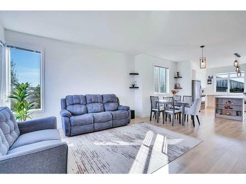 891 Belmont Drive, Calgary, AB - Indoor Photo Showing Living Room