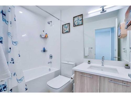 891 Belmont Drive, Calgary, AB - Indoor Photo Showing Bathroom