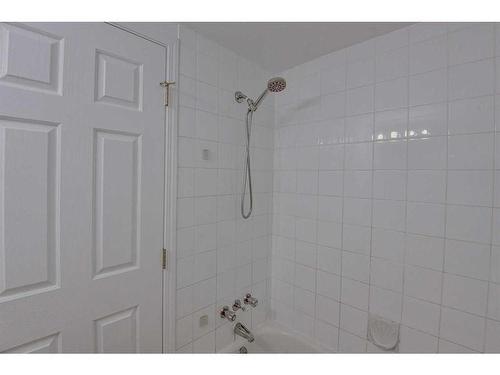 203-126 24 Avenue Sw, Calgary, AB - Indoor Photo Showing Bathroom