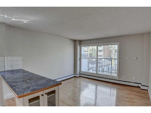 203-126 24 Avenue Sw, Calgary, AB - Indoor Photo Showing Other Room