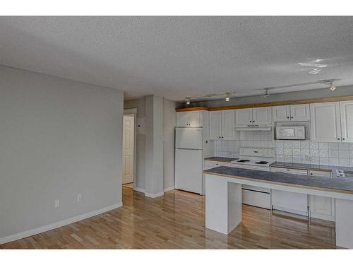 203-126 24 Avenue Sw, Calgary, AB - Indoor Photo Showing Kitchen