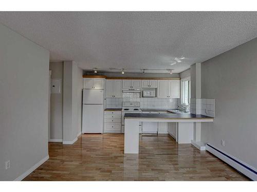 203-126 24 Avenue Sw, Calgary, AB - Indoor Photo Showing Kitchen