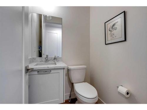 30 Fireside Point, Cochrane, AB - Indoor Photo Showing Bathroom