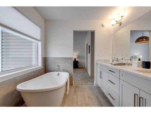 30 Fireside Point, Cochrane, AB - Indoor Photo Showing Bathroom