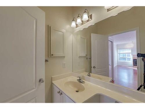 361-333 Riverfront Avenue Se, Calgary, AB - Indoor Photo Showing Bathroom