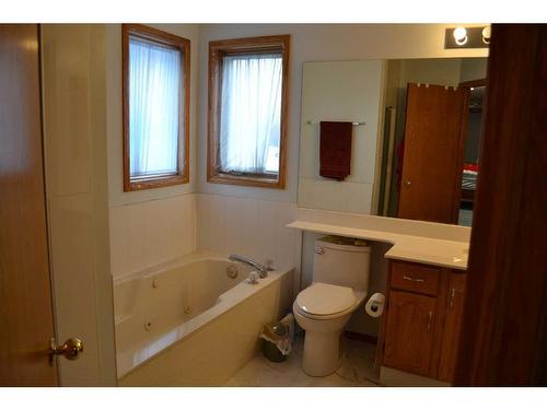 509 Hawkstone Drive Nw, Calgary, AB - Indoor Photo Showing Bathroom