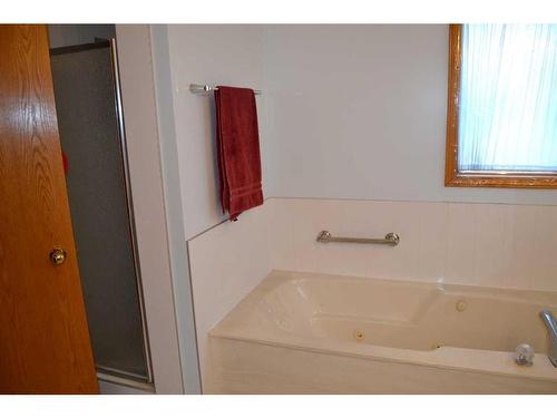 509 Hawkstone Drive Nw, Calgary, AB - Indoor Photo Showing Bathroom