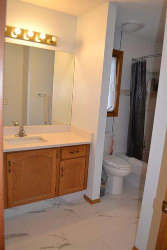 509 Hawkstone Drive Nw, Calgary, AB - Indoor Photo Showing Bathroom