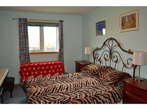 509 Hawkstone Drive Nw, Calgary, AB - Indoor Photo Showing Bedroom