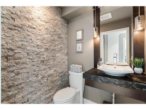 916 Kerfoot Crescent Sw, Calgary, AB - Indoor Photo Showing Bathroom