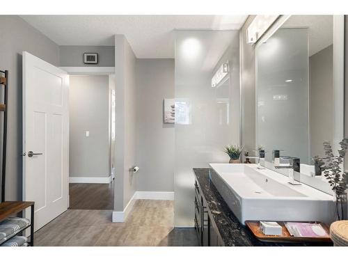 916 Kerfoot Crescent Sw, Calgary, AB - Indoor Photo Showing Bathroom