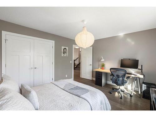 916 Kerfoot Crescent Sw, Calgary, AB - Indoor Photo Showing Bedroom