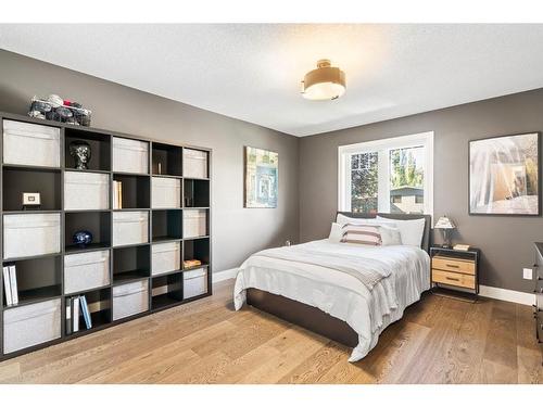 916 Kerfoot Crescent Sw, Calgary, AB - Indoor Photo Showing Bedroom