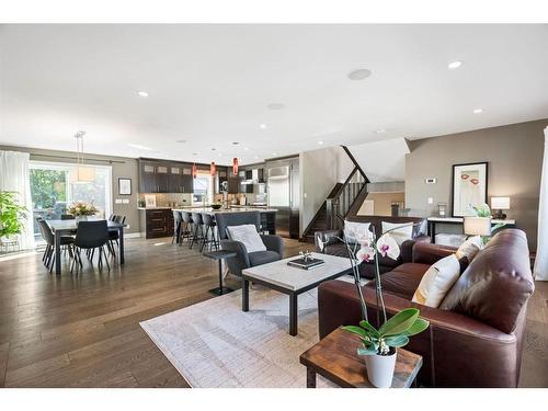 916 Kerfoot Crescent Sw, Calgary, AB - Indoor Photo Showing Living Room